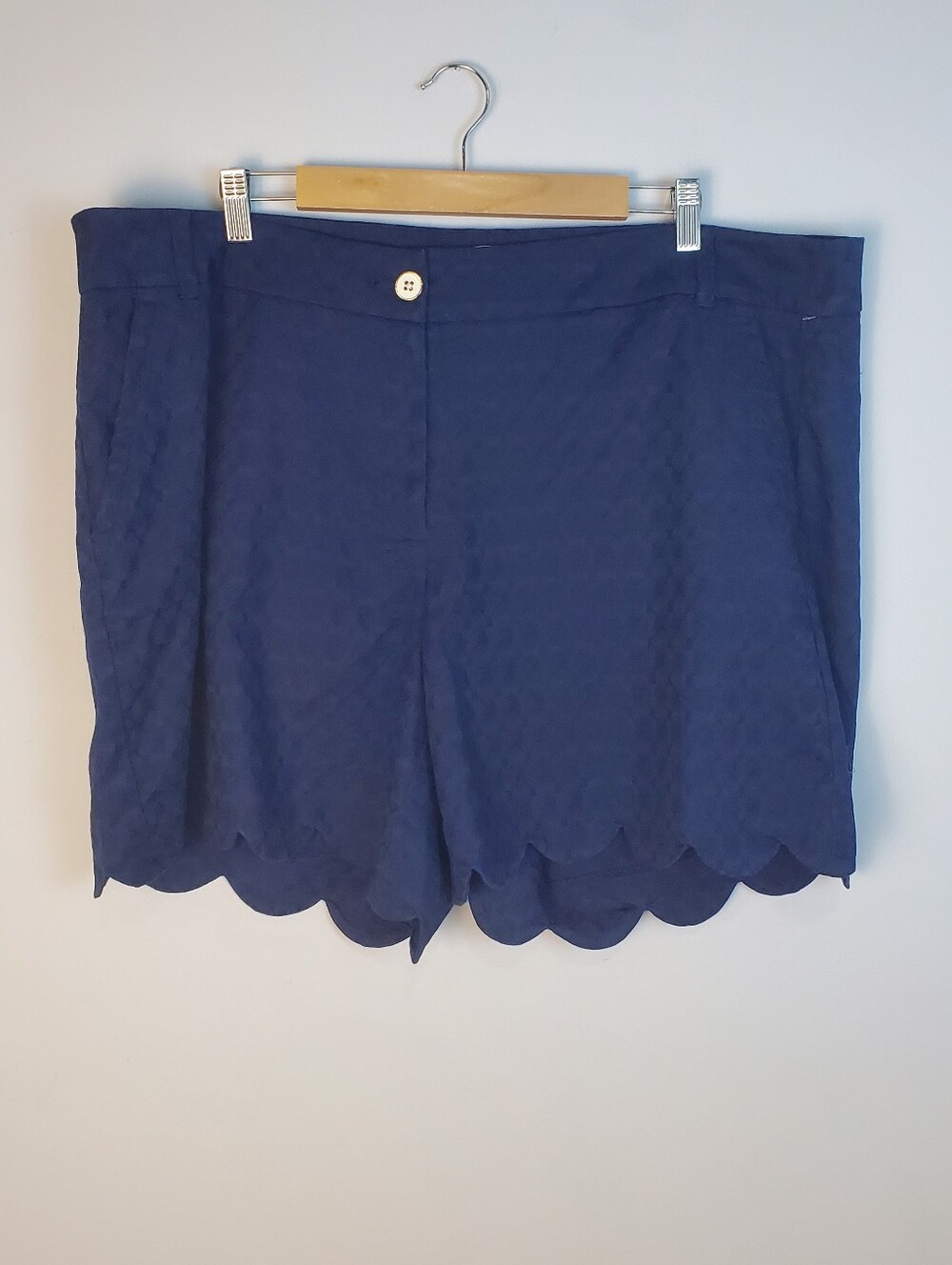 Crown & Ivy Women's Shelby Scalloped Shorts Size 22W NWT